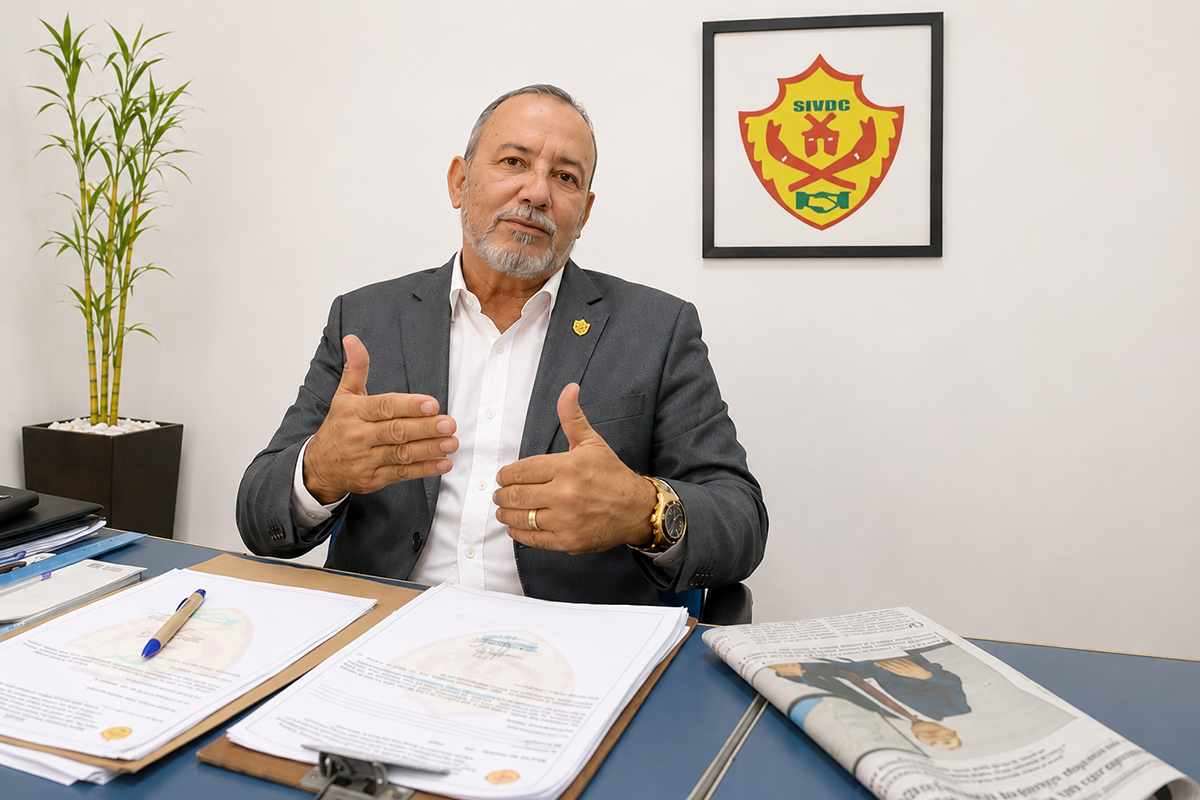O presidente do Sindicato dos Vigilantes, Carlos Gil de Souza, que também é diretor da Federação dos Vigilantes do Estado do Rio de Janeiro, da Confederação Nacional dos Trabalhadores em Segurança Privada (Contrasp) e filiado à Nova Central Sindical de Trabalhadores (NCST), faz um alerta a empresas, órgãos e entidades para que não realizem contratações irregulares, a fim de evitar sanções. Segundo ele, as fiscalizações já estão em andamento, e as penalidades alcançam tanto quem presta os serviços quanto quem os organiza ou contrata. Foto: Marcelo Cunha Polícia Federal endurece combate à segurança clandestina e alerta para riscos de contratações irregulares