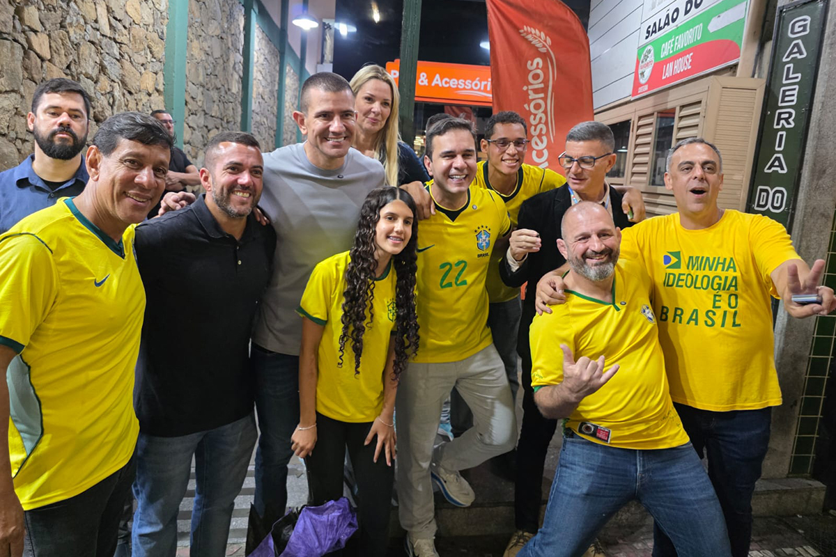 Marcelo Dino e Douglas Ruas realizam caminhada em Angra dos Reis e voltam a criticar taxa de turismo