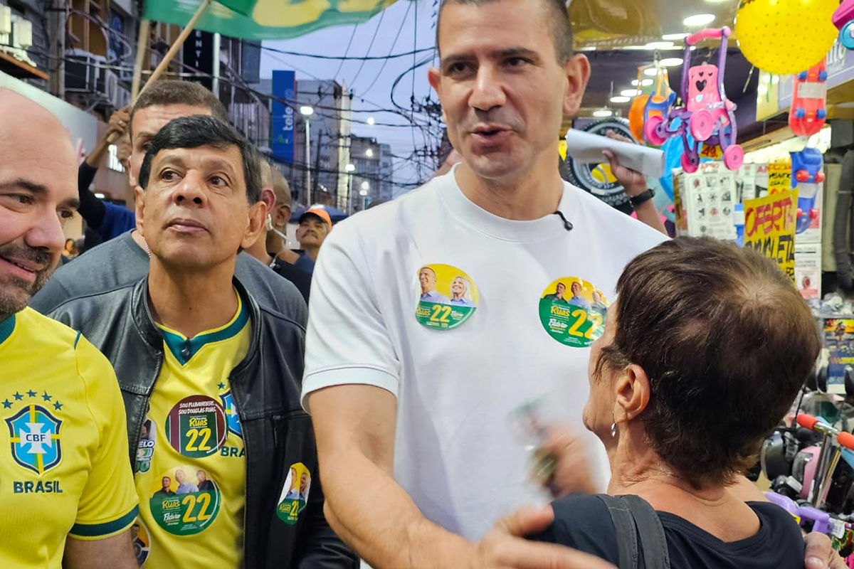 Foto: Evyleen Freitas Douglas Ruas percorre calçadão de Caxias ao lado de Marcelo Dino e destaca atenção à Baixada Fluminense
