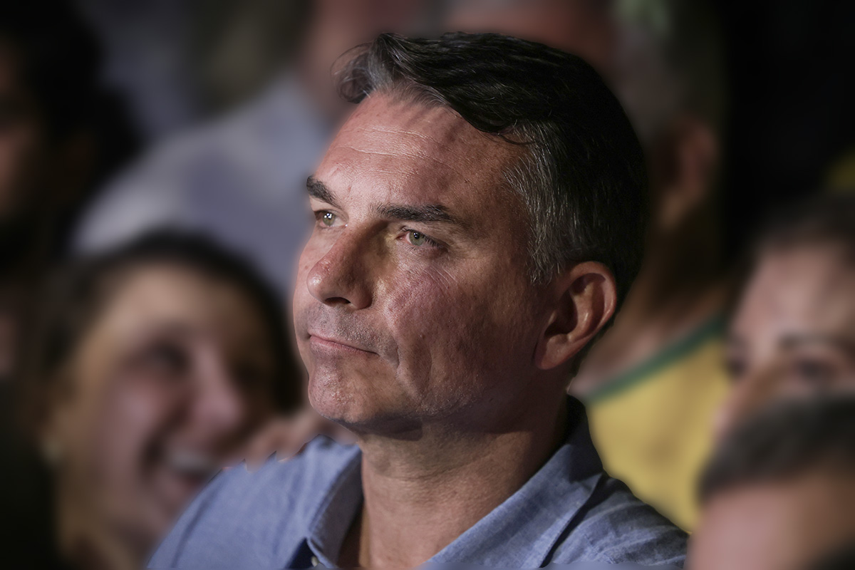 Foto: Banco de Imagens Flávio Bolsonaro cruza fronteira da Argentina e segue para o Equador em voo privado